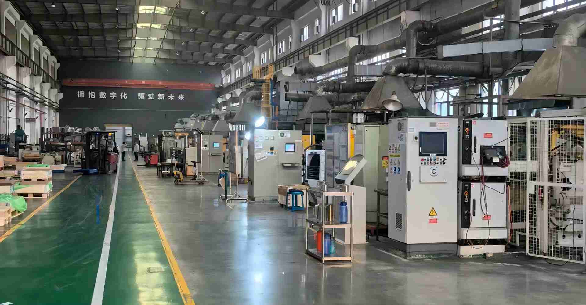A casting factory equipped with a range of die casting machines, collaboratively manufacturing aluminum casting parts with high efficiency.