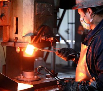 What Is Aluminum Forging? Process, Types, Alloys... 4 Aluminium forging process using a high pressure hydraulic press machine in an industrial setting